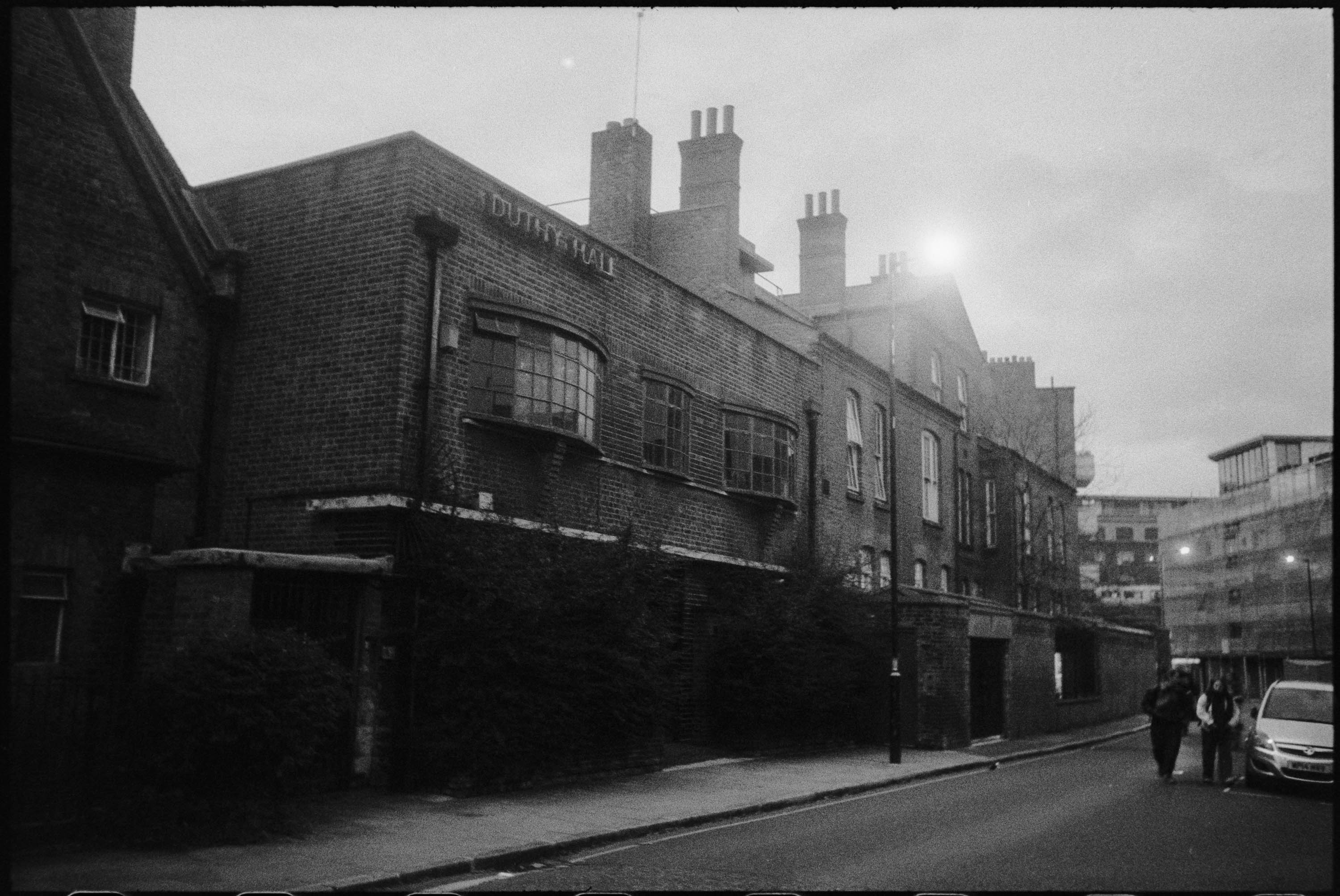 Düstere Abendstimmung in den Londoner Straßen auf Ilford HP5 Plus, aufgenommen mit dem Leica Elmar 3,5cm EKURZ und einer Leica IIIf