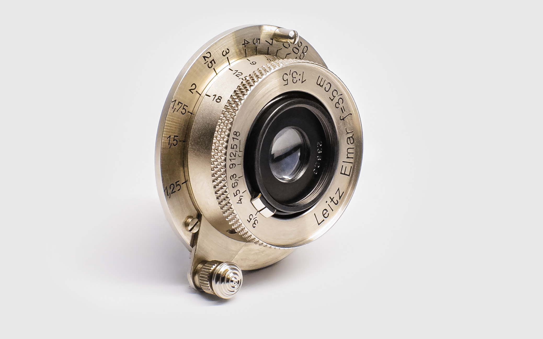 Leica Nickel Elmar 3,5cm 1:3,5 von schräg vorne im Studio