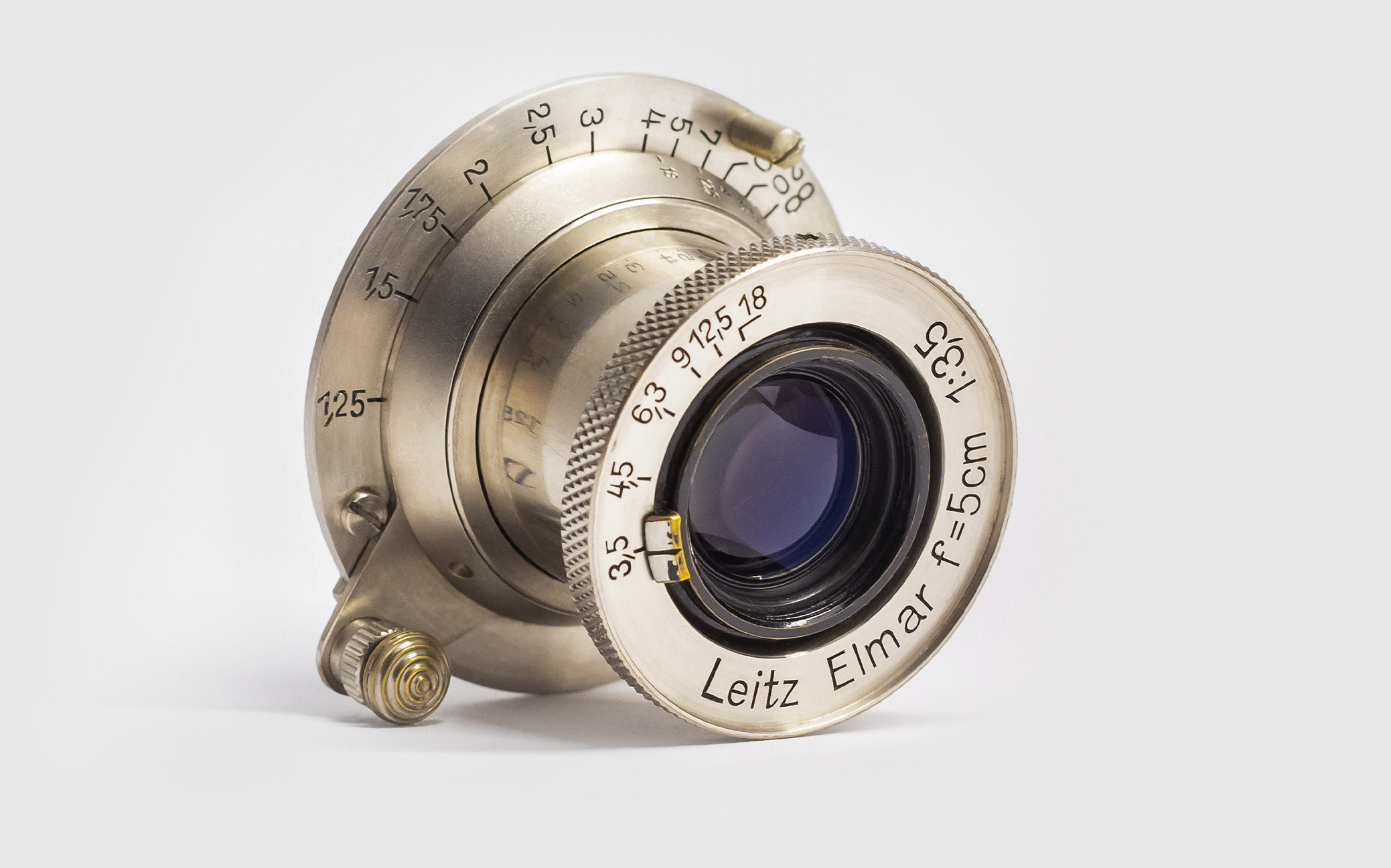 Leica Nickel Elmar 5cm 1:3,5 von schräg vorne im Studio