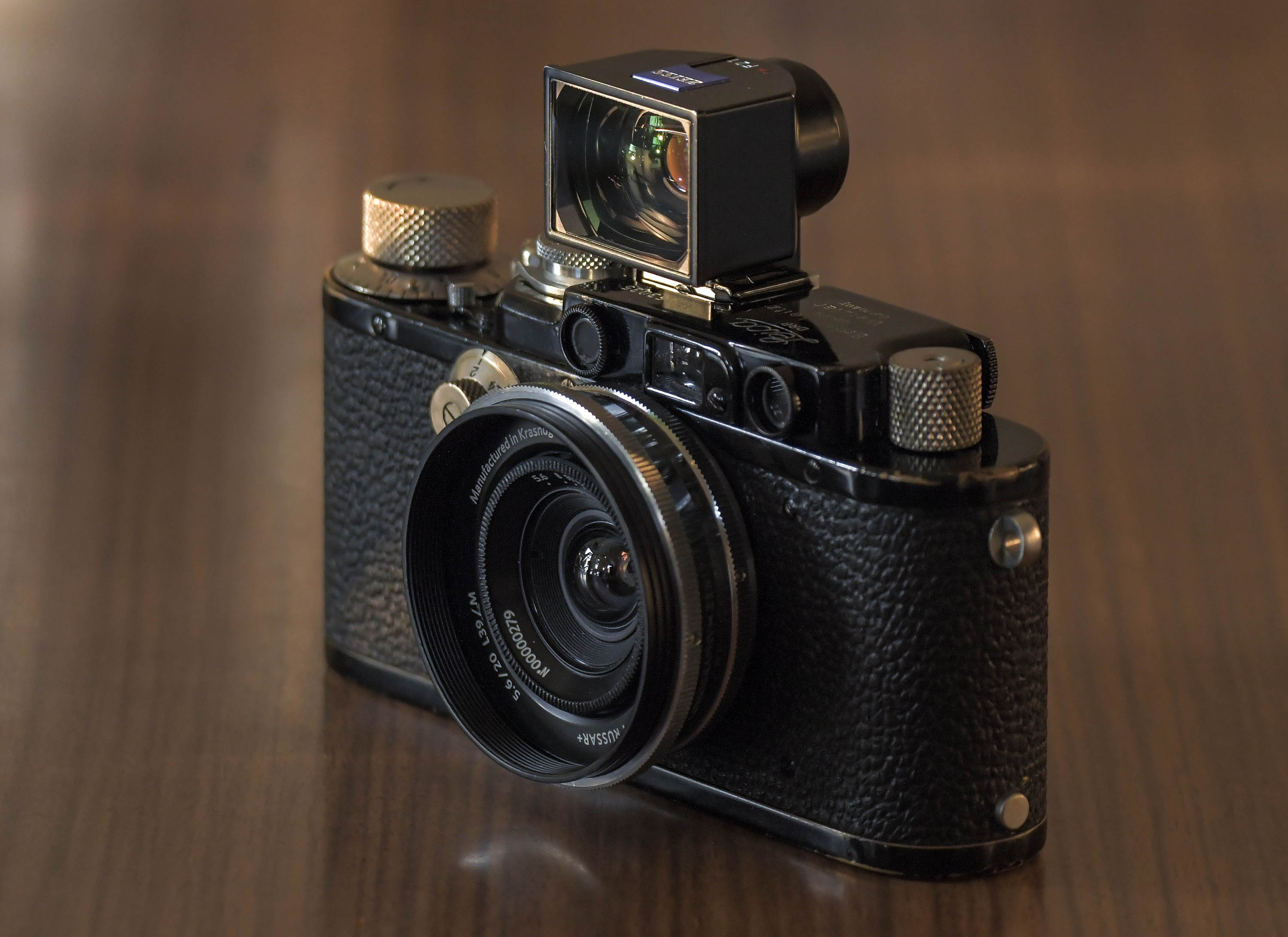Russar auf schwarzer Leica